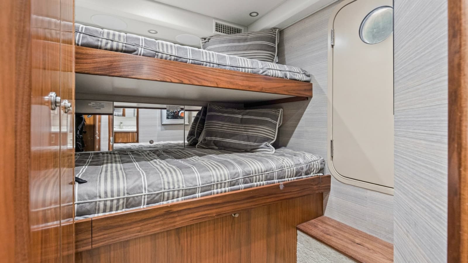 2020 Viking 68 Convertible - Photo 25