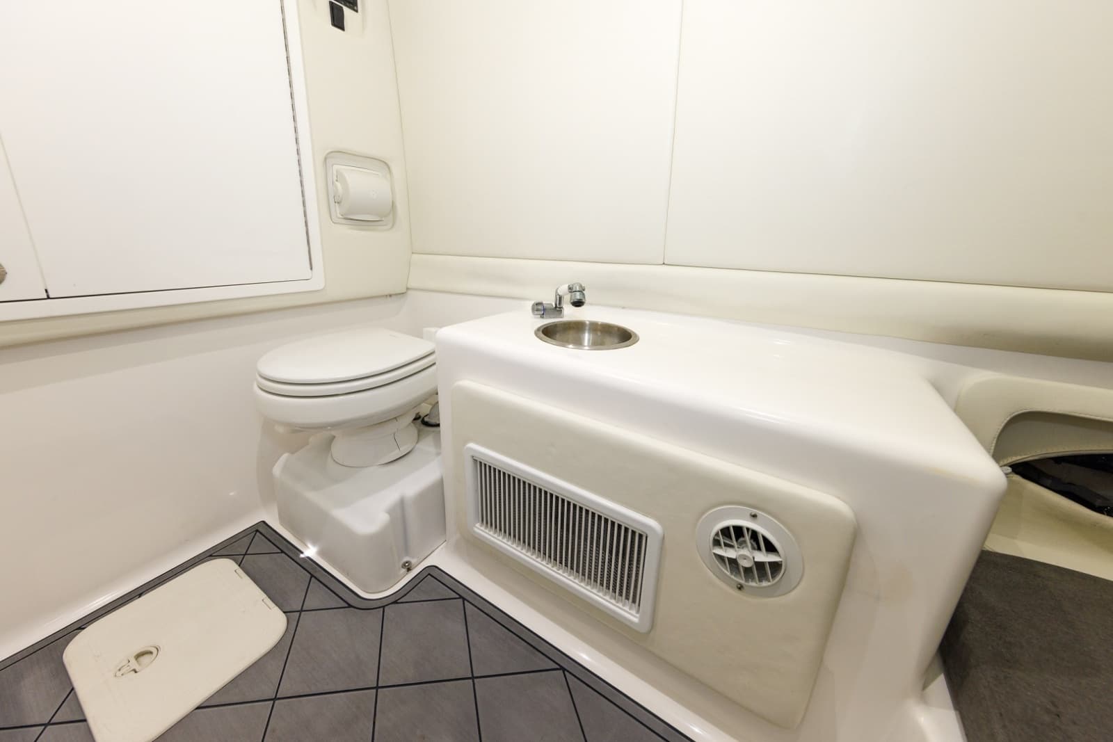 2021 Front Runner 39 Center Console - Photo 12