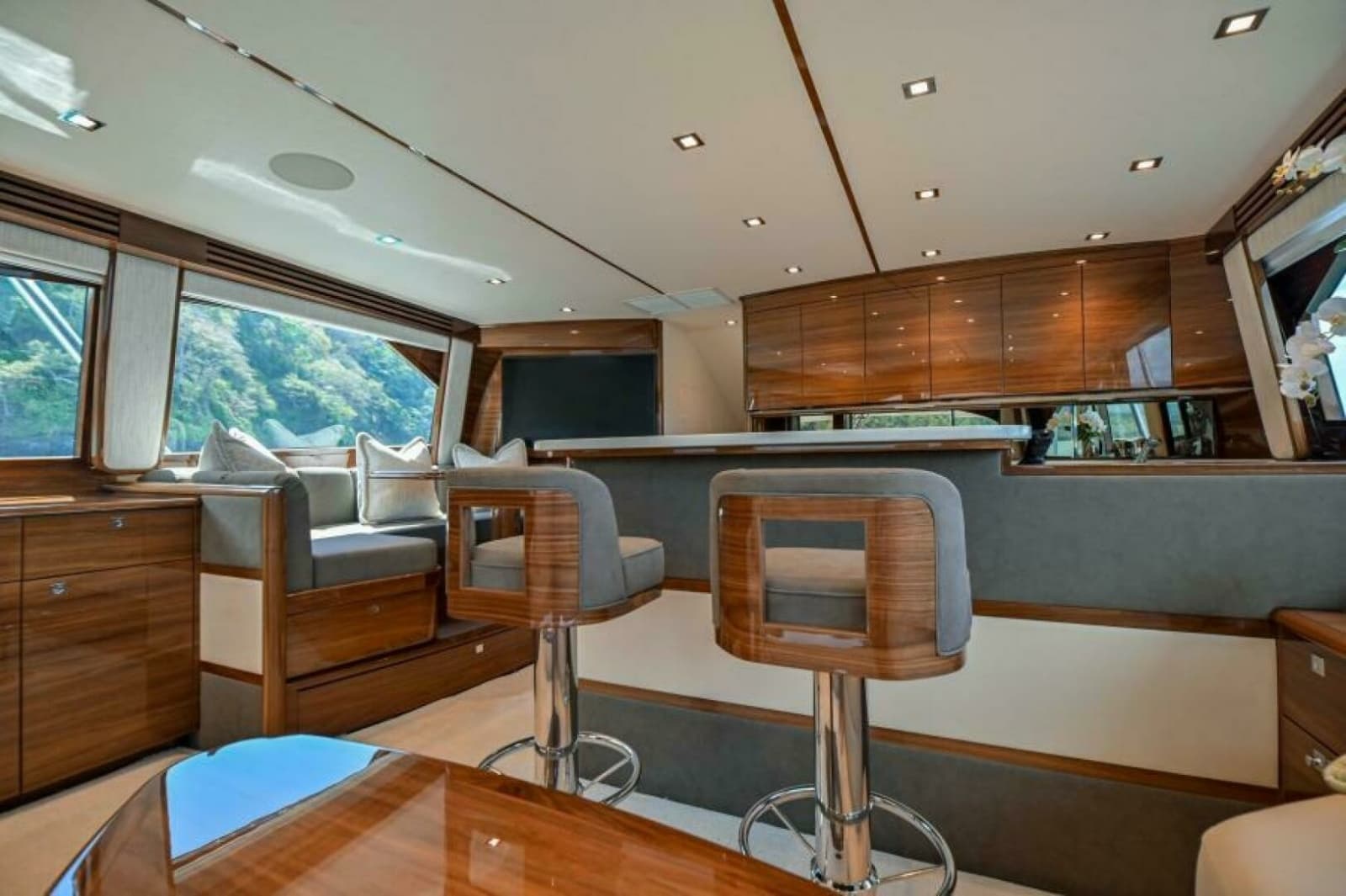 2023 Viking 64 Convertible - Photo 20