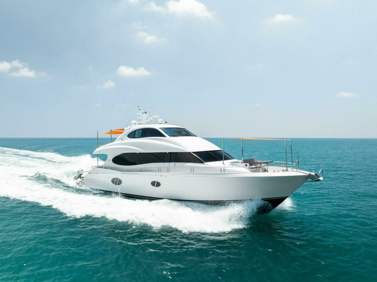 2006 Lazzara Yachts 84 Skylounge - Photo 31