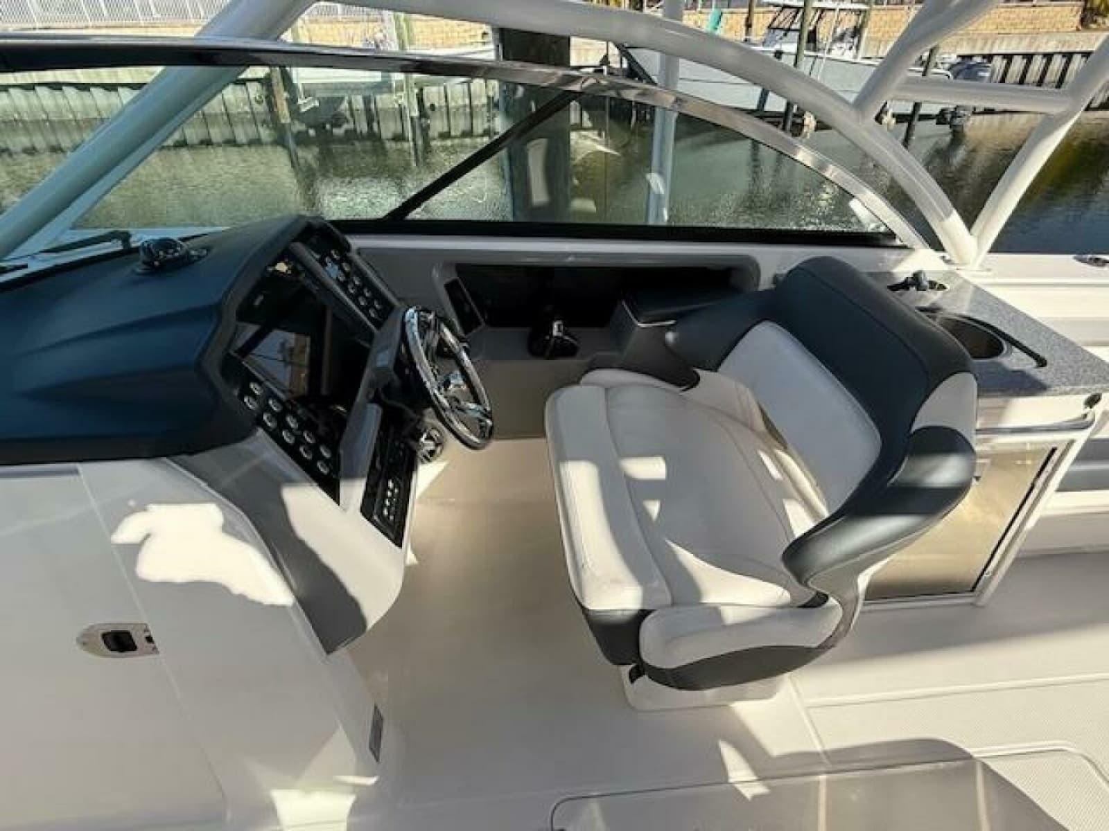 2021 Robalo R317 - Photo 2