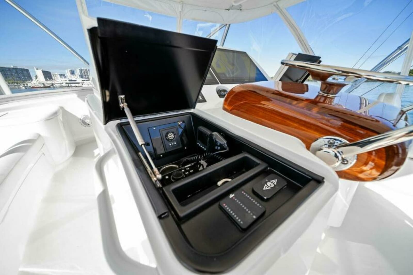 2016 Viking 55 Convertible - Photo 36