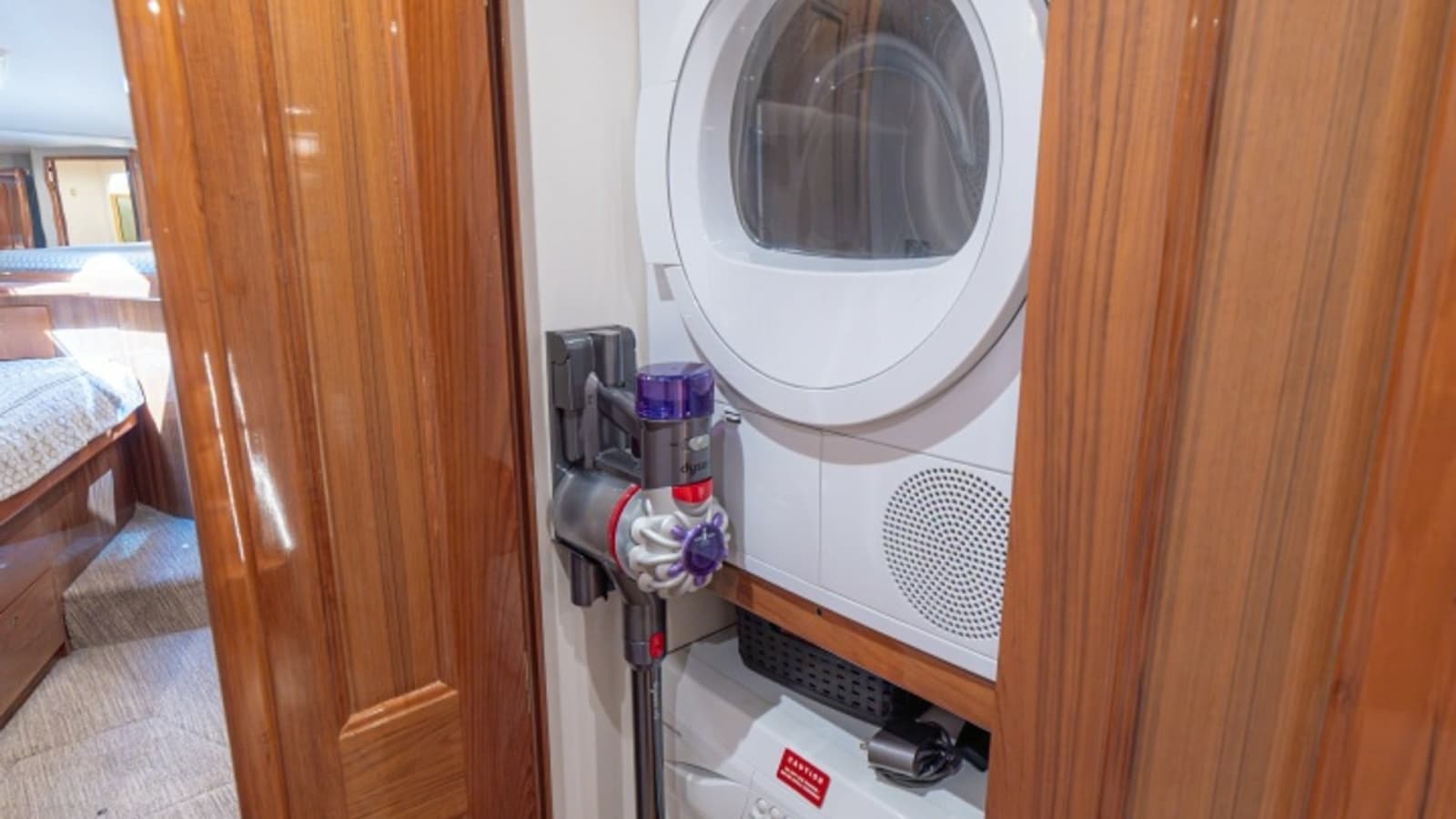 2005 Viking 61 Convertible - Photo 27