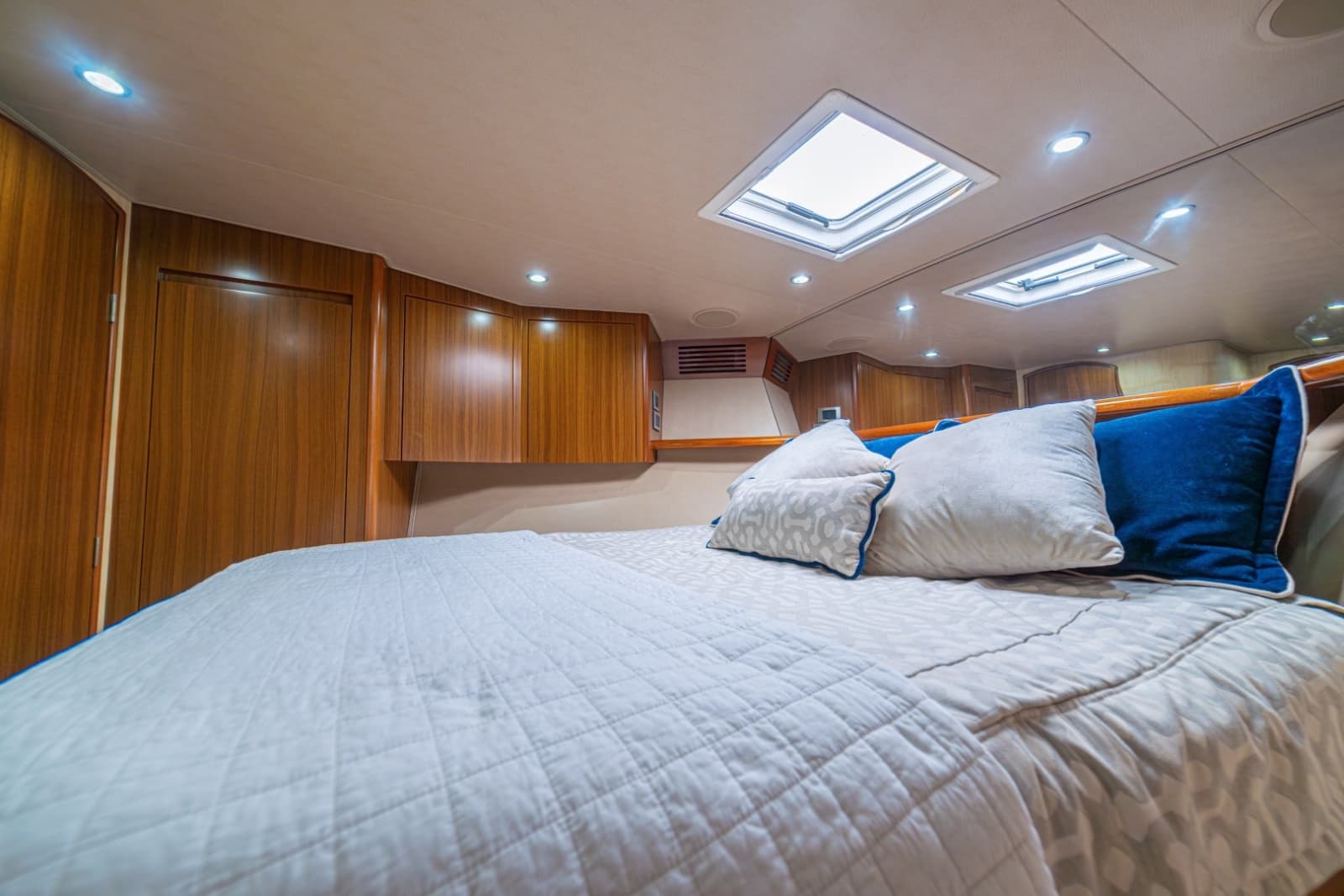 2012 Viking 60 Convertible - Photo 42
