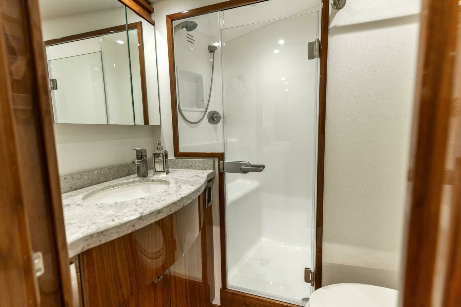 2020 Viking 62 Convertible - Photo 18
