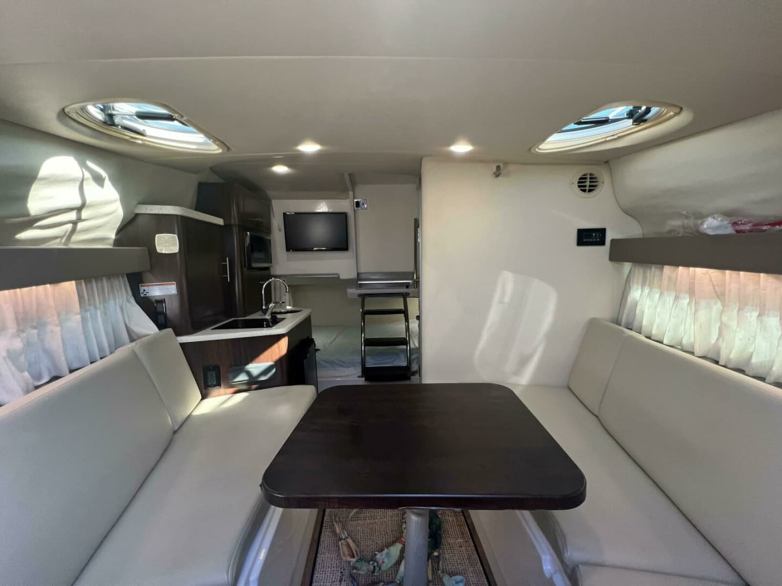 2018 Regal 28 Express - Photo 13