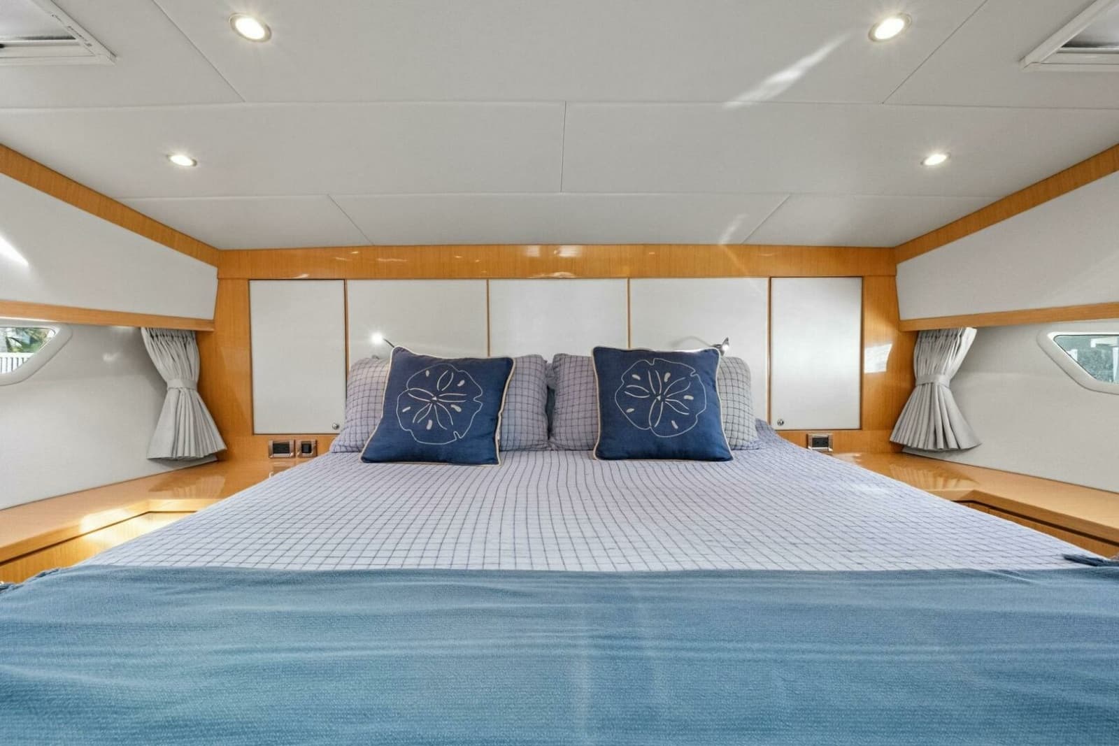 2018 Mares 47 Outboard Express Catamaran - Photo 27