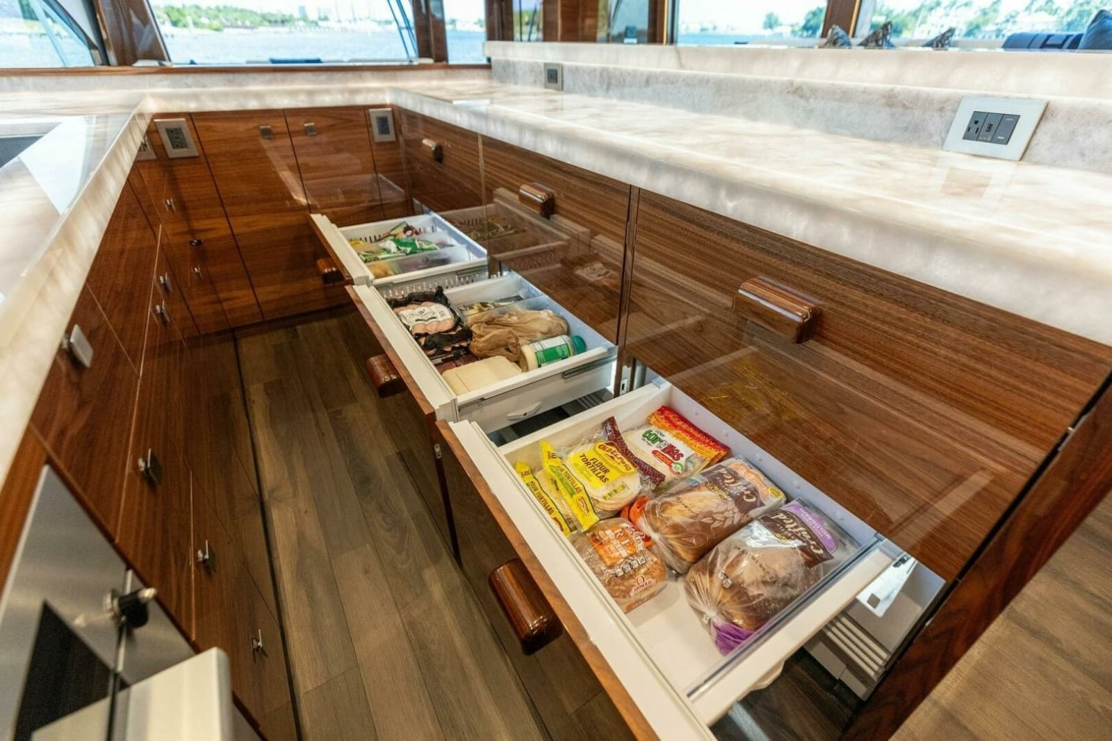 2026 Viking 82 Convertible - Photo 45