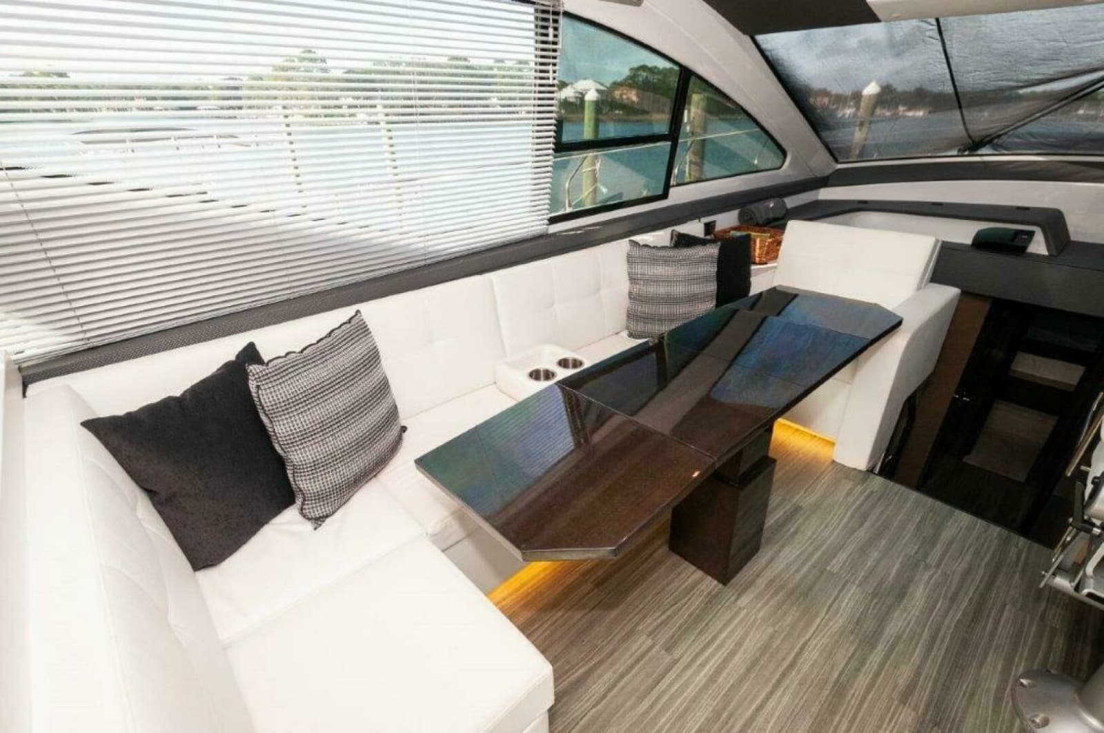 2019 Cruisers Yachts 60 Cantius - Photo 6
