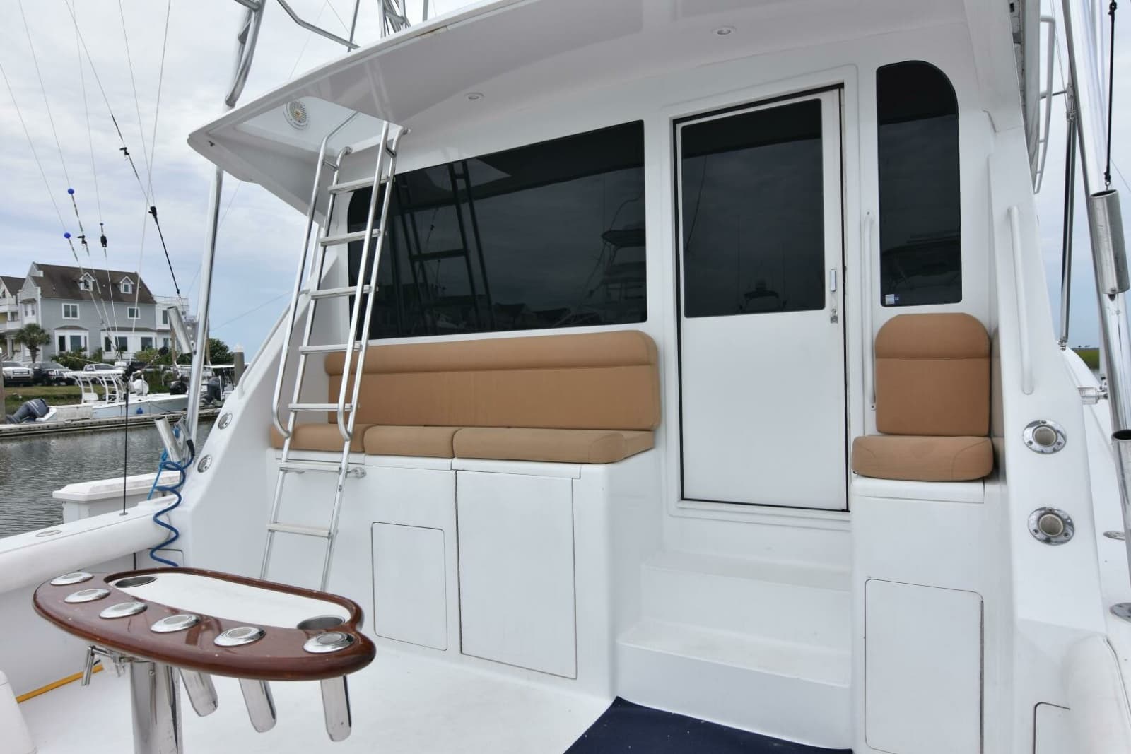 1999 Viking 58 Convertible - Photo 7