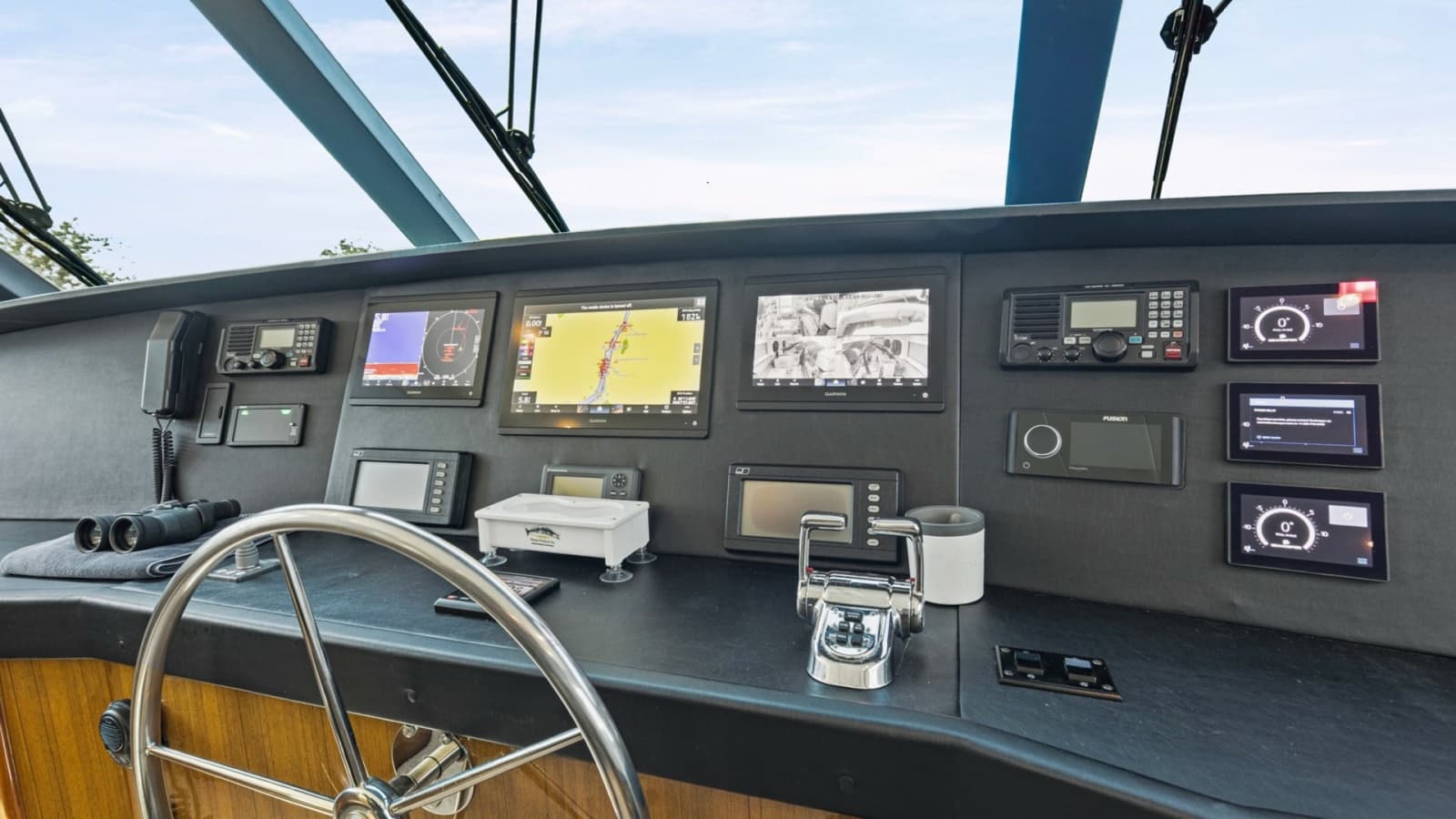 2005 Viking 61 Enclosed Bridge - Photo 3