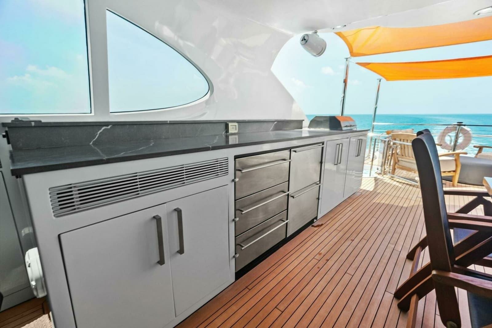 2006 Lazzara Yachts 84 Skylounge - Photo 73