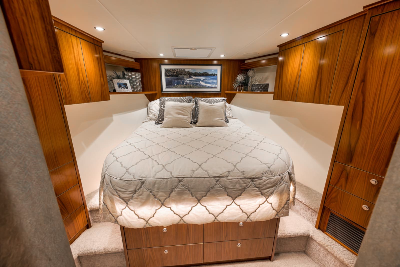 2020 Viking 68 Convertible - Photo 20