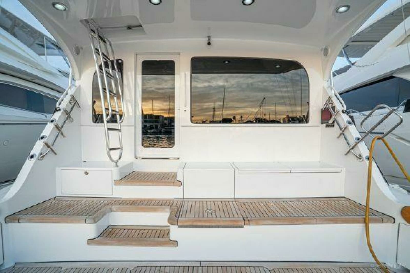 2008 Hatteras 77 Enclosed Bridge - Photo 27