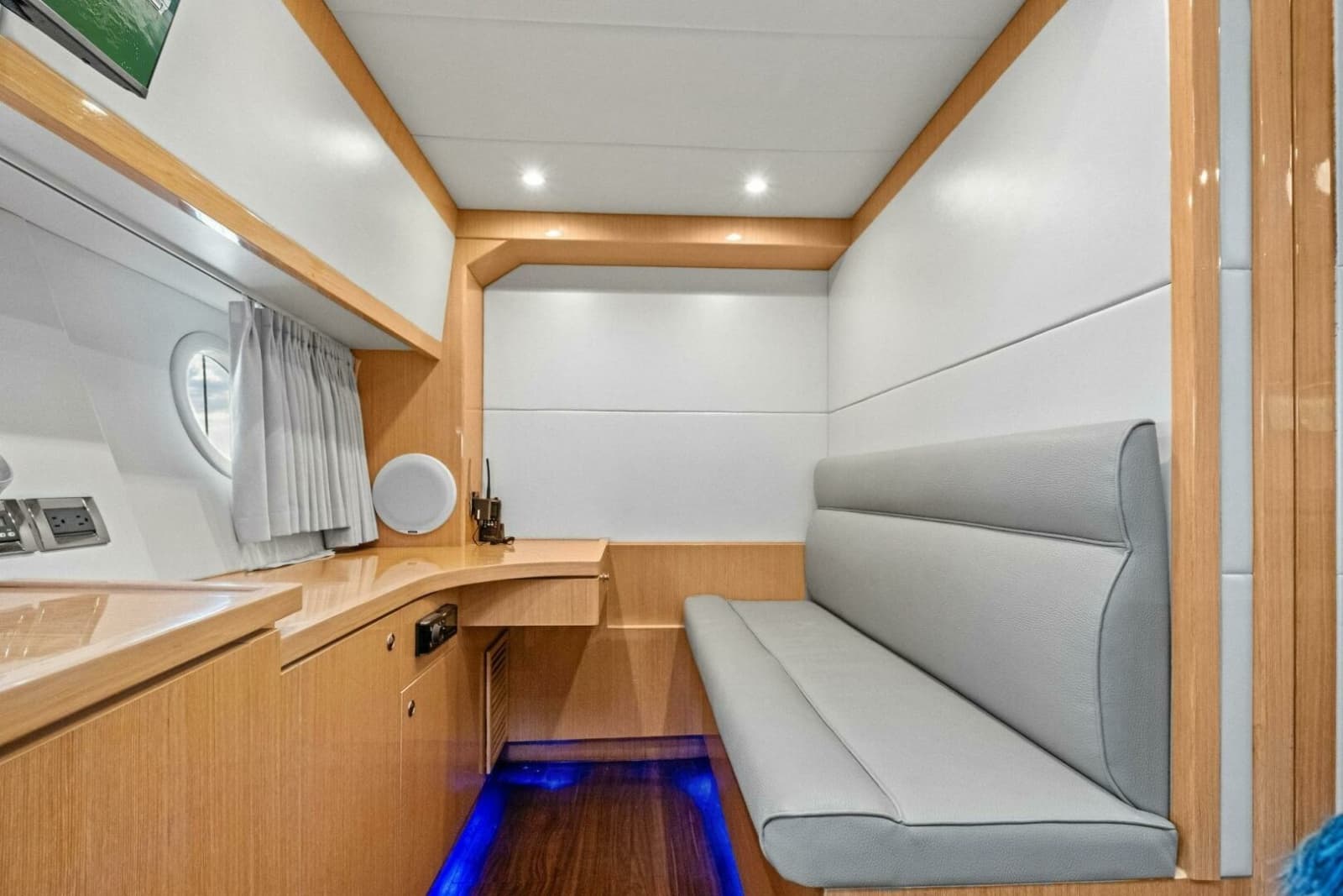 2018 Mares 47 Outboard Express Catamaran - Photo 36