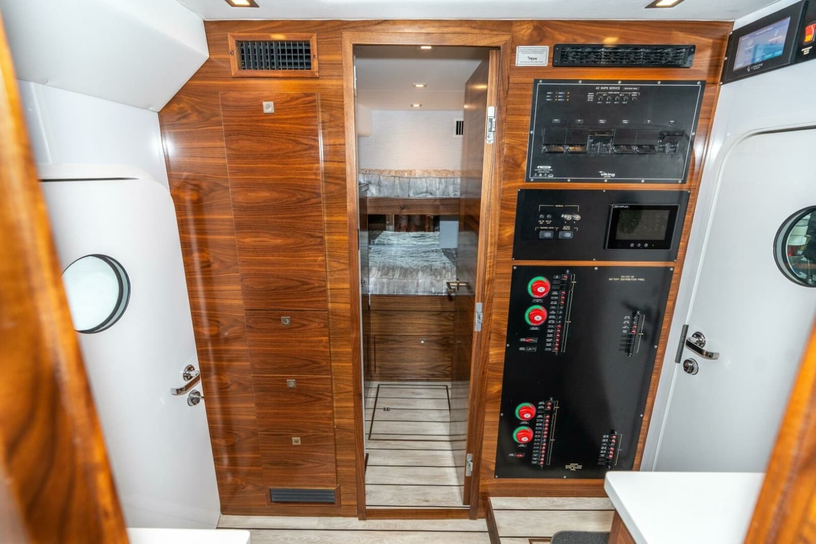 2025 Viking 90C - Photo 64