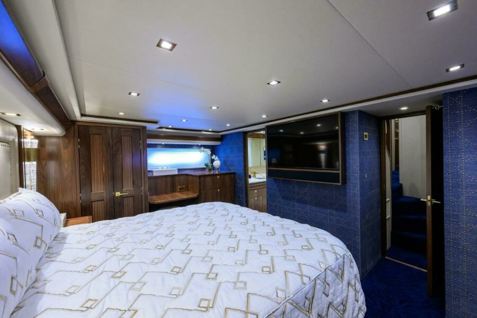 2024 Viking 80 Convertible - Photo 12