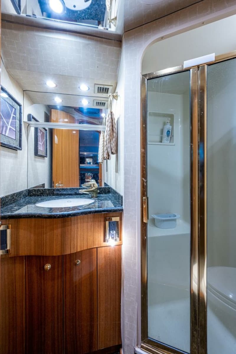 2005 Viking 74 Convertible - Photo 31
