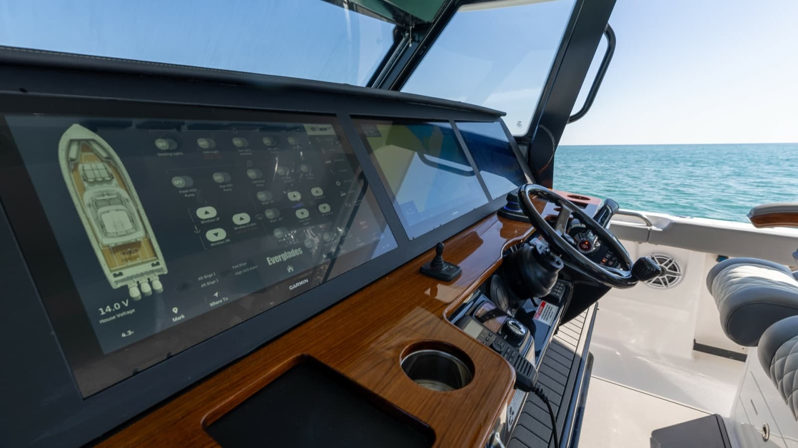 2023 Everglades 455 Center Console - Photo 11