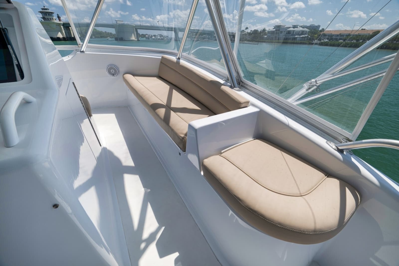 2003 Viking 52 Convertible - Photo 31