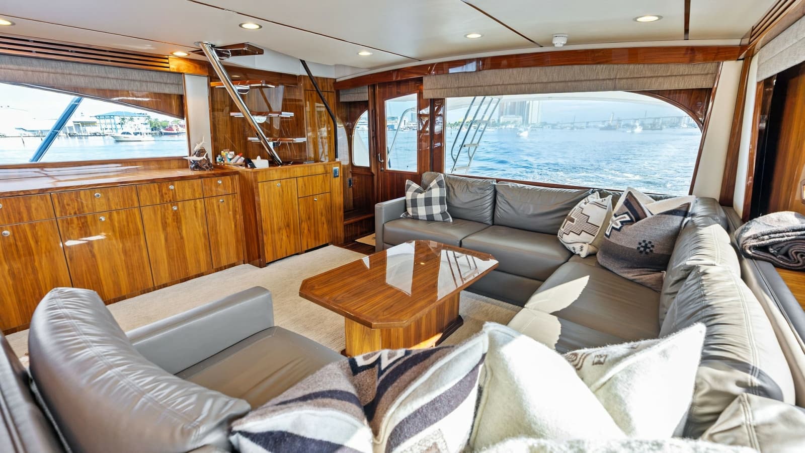 2017 Viking 80 Convertible - Photo 7