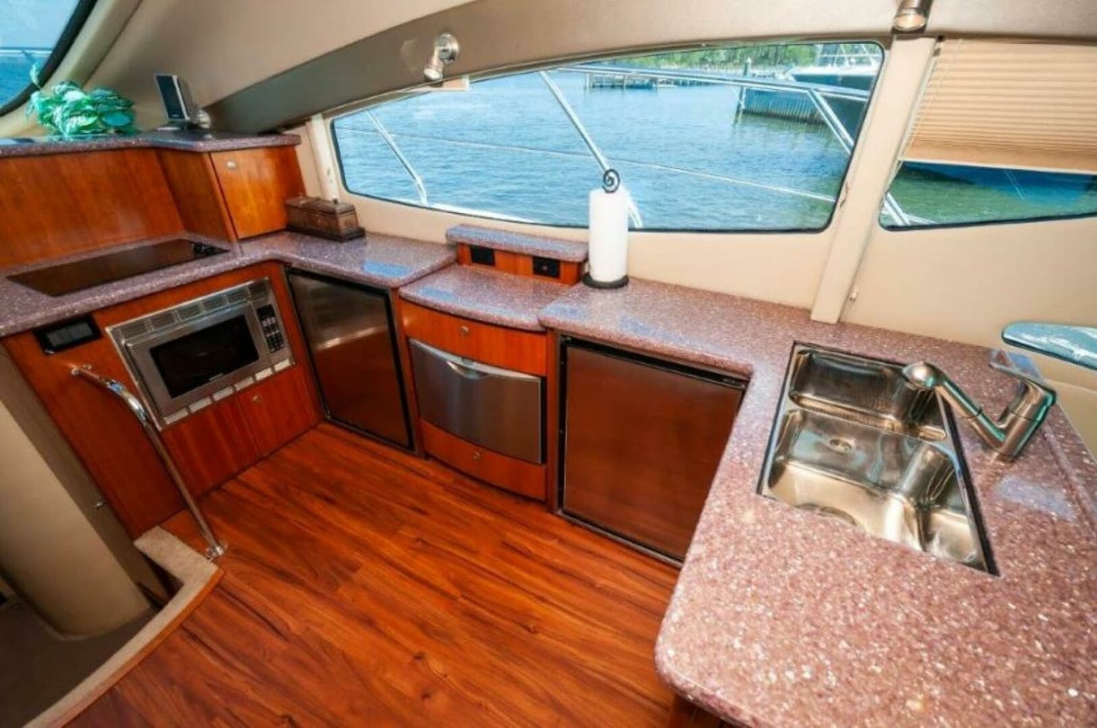 2006 Cruisers Yachts 477 Sport Sedan - Photo 2