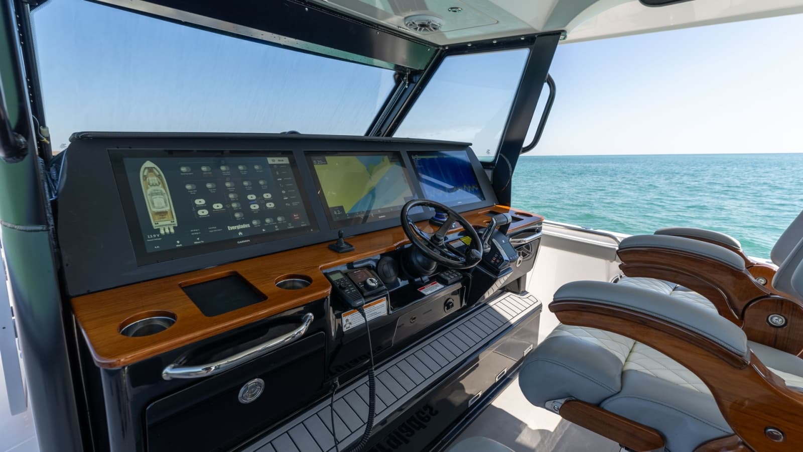 2023 Everglades 455 Center Console - Photo 10