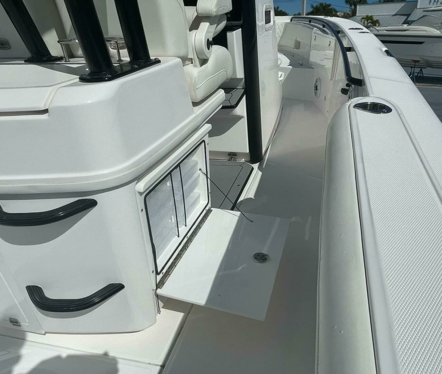 2022 Everglades 335 Center Console - Photo 28