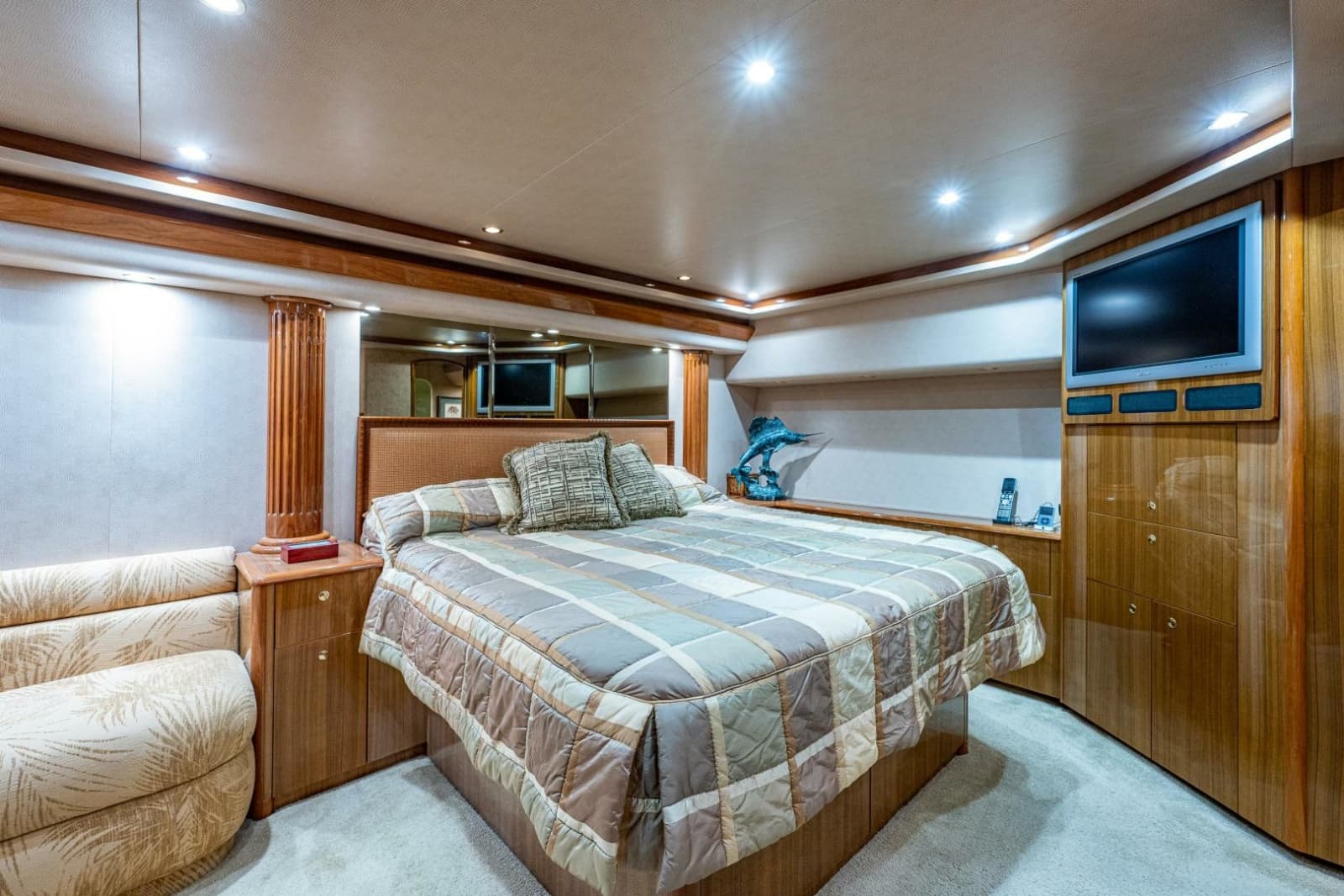 2005 Viking 74 Convertible - Photo 16