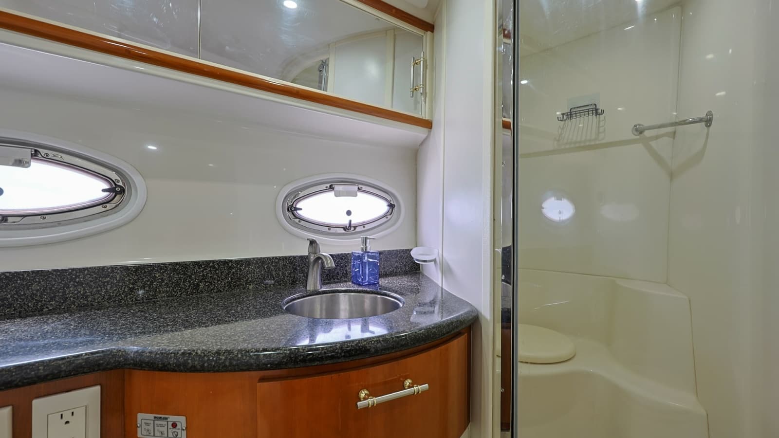 2006 Carver 396 Motor Yacht - Photo 28
