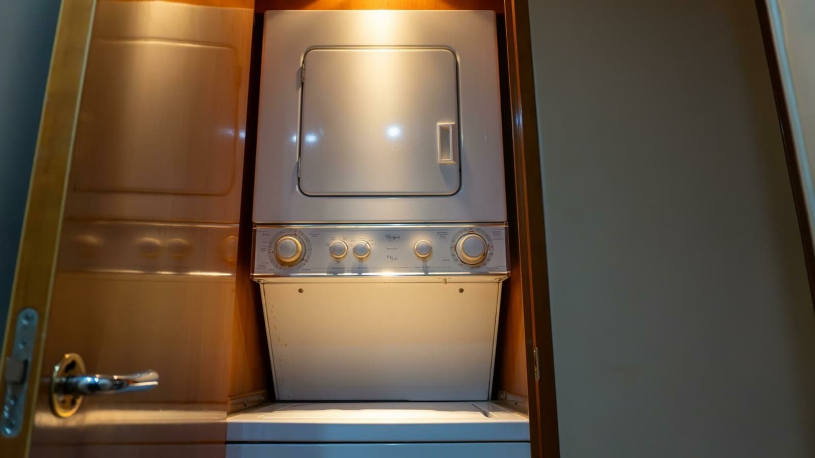 2001 Hatteras 60 Convertible - Photo 26