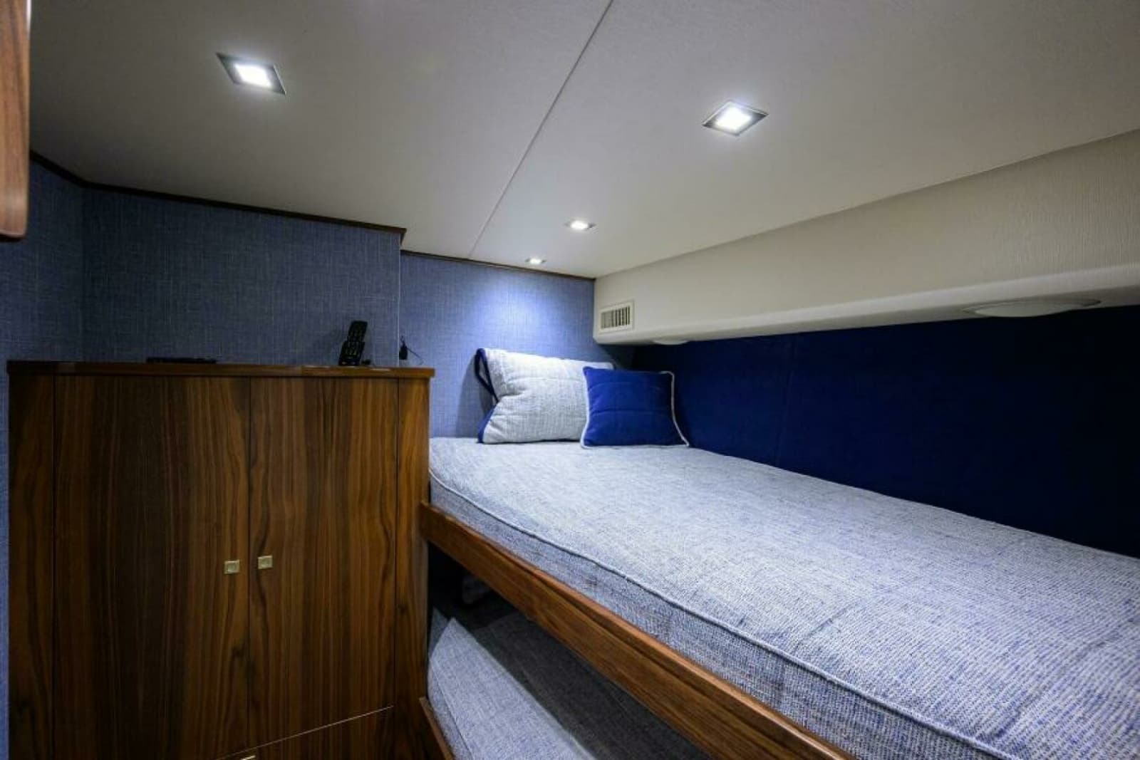 2024 Viking 80 Convertible - Photo 21