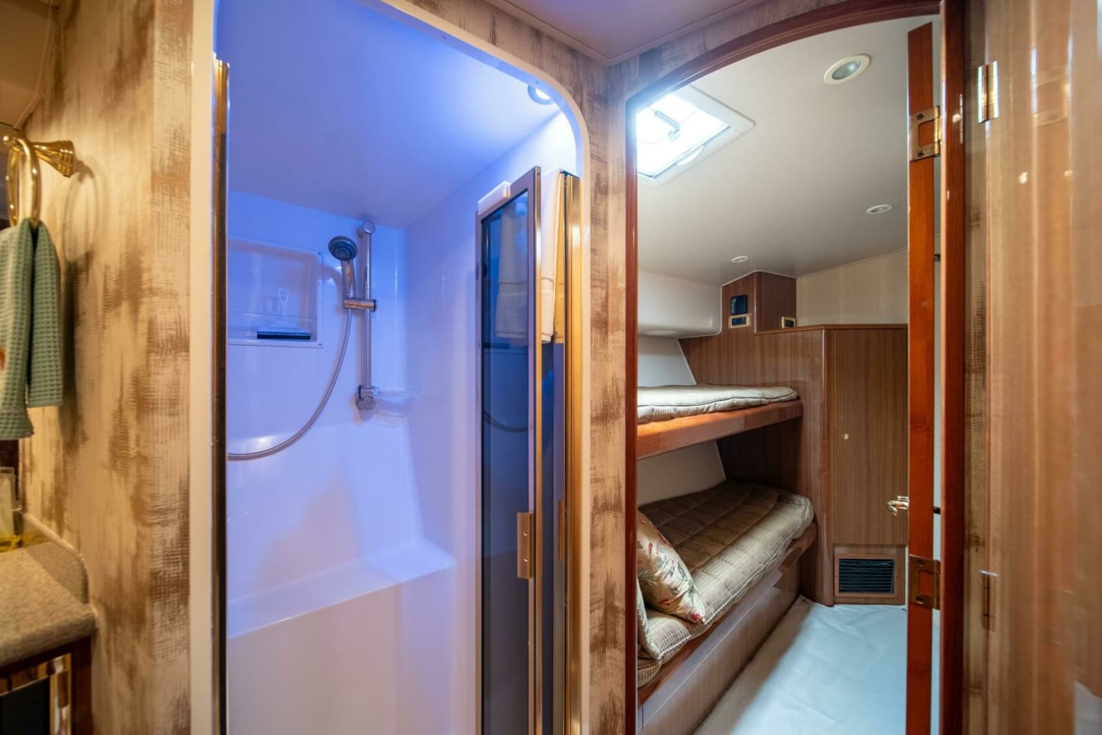 2006 Viking 52 Convertible - Photo 18