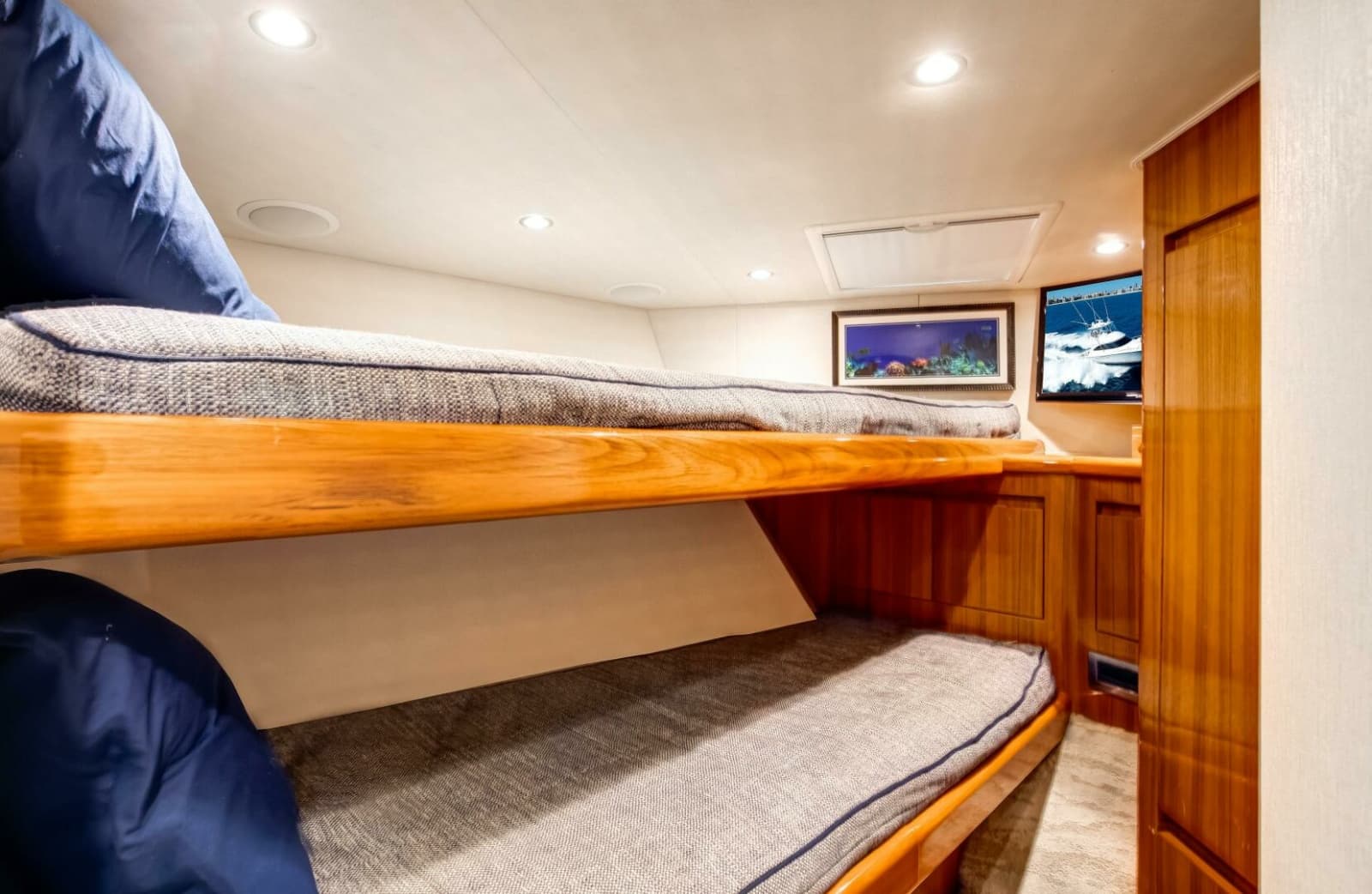 2018 Viking 48 Convertible - Photo 11