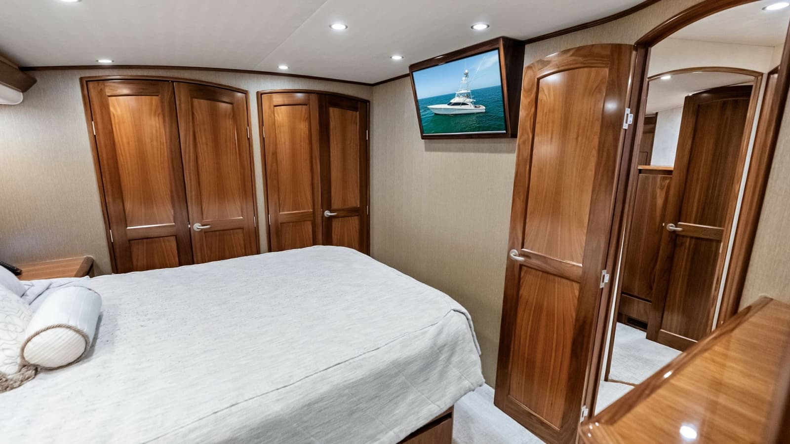 2018 Viking 62 Convertible - Photo 22