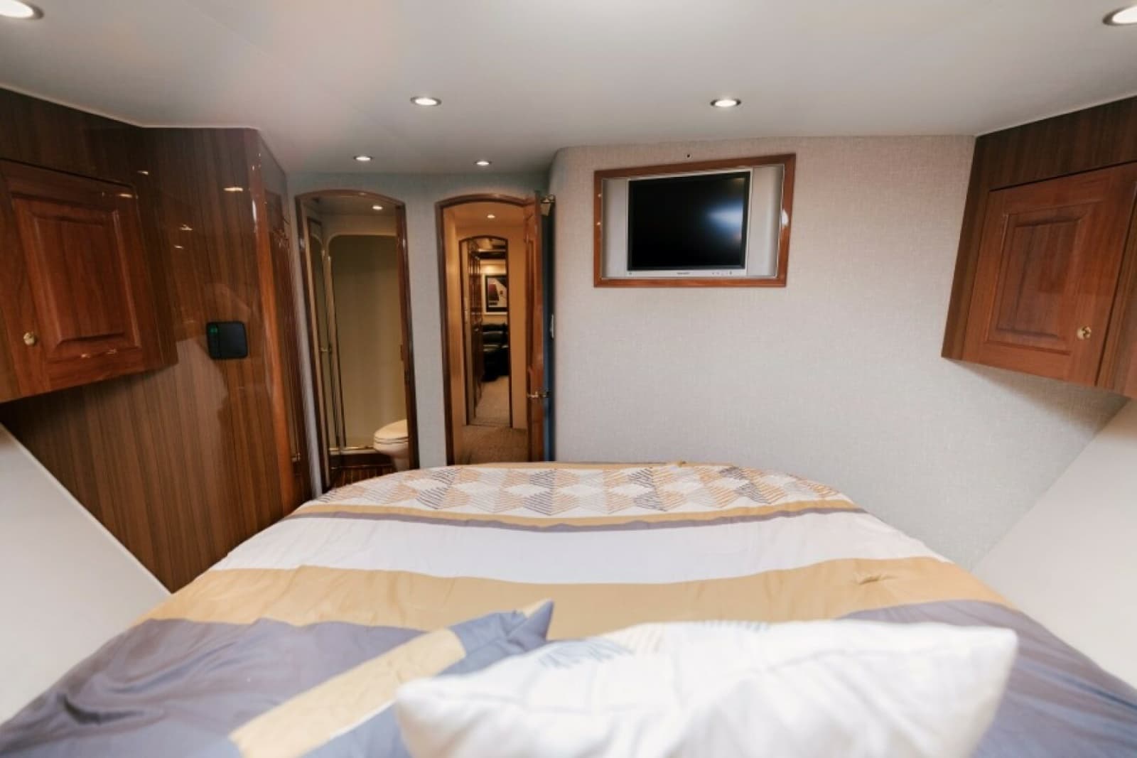 2006 Viking 74 Enclosed Bridge - Photo 10
