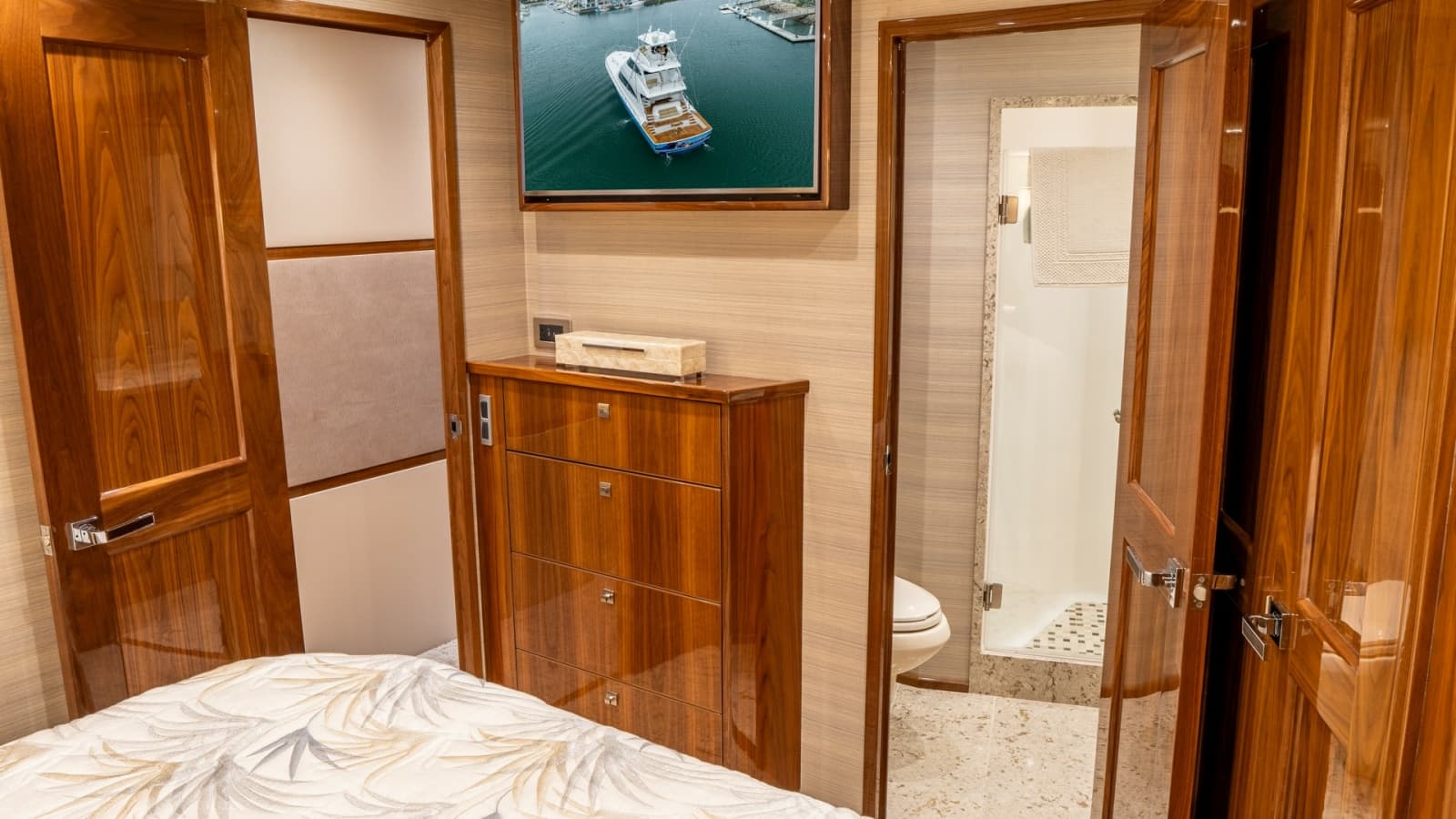 2020 Viking 92 Skybridge - Photo 27