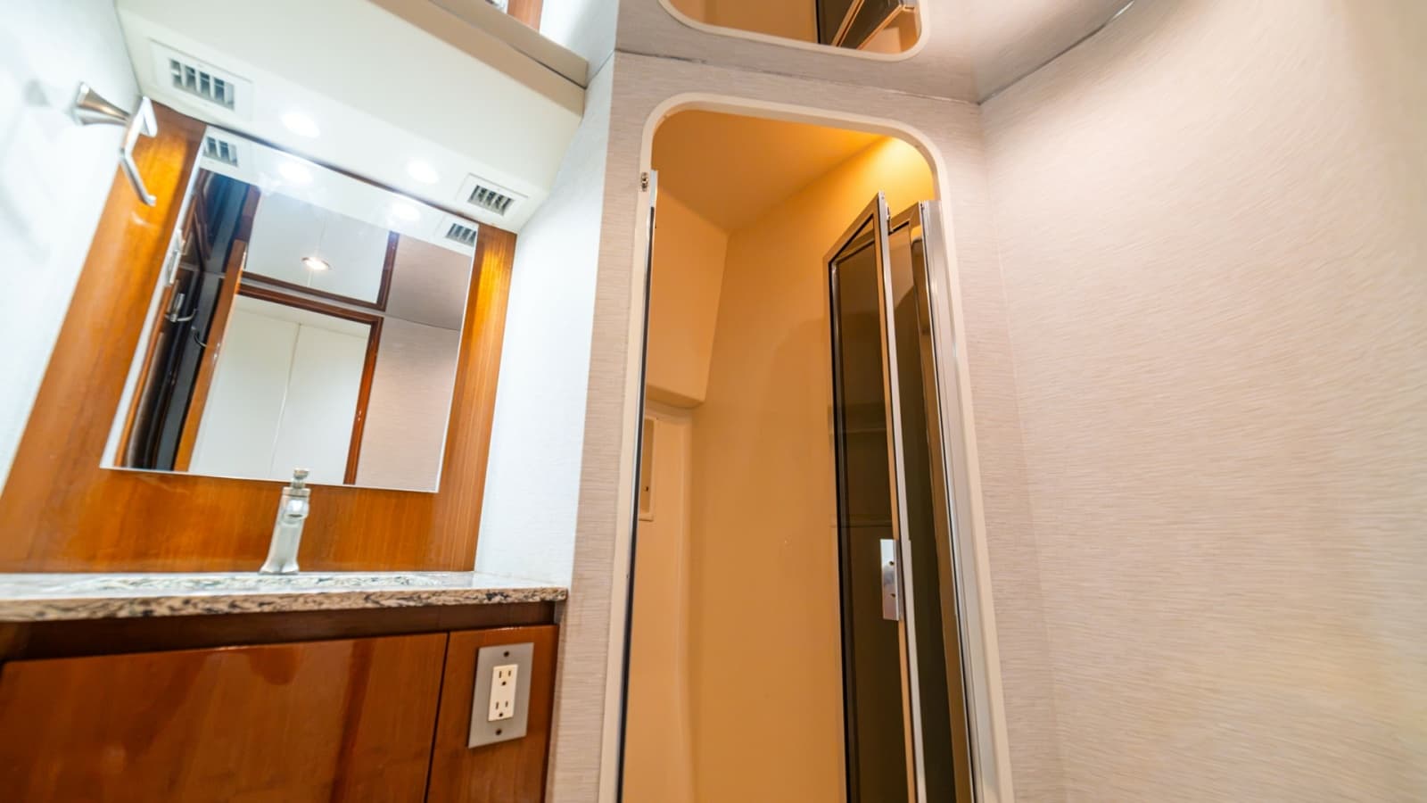 2001 Viking 61 Convertible - Photo 45