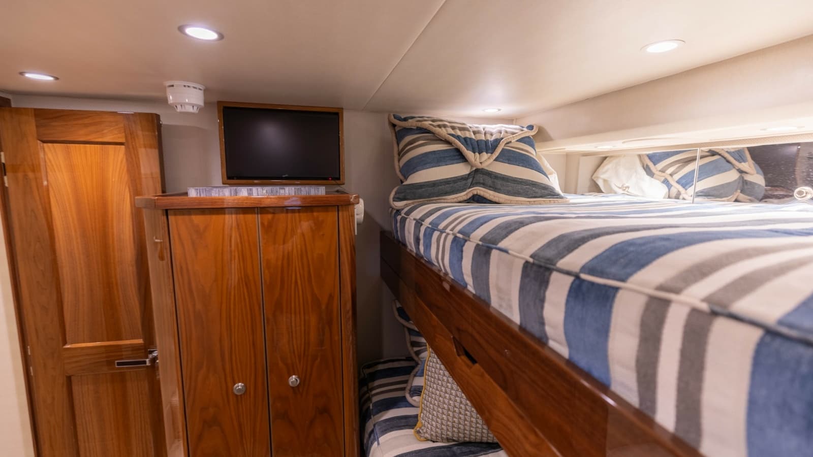 2019 Viking 68 Convertible - Photo 27