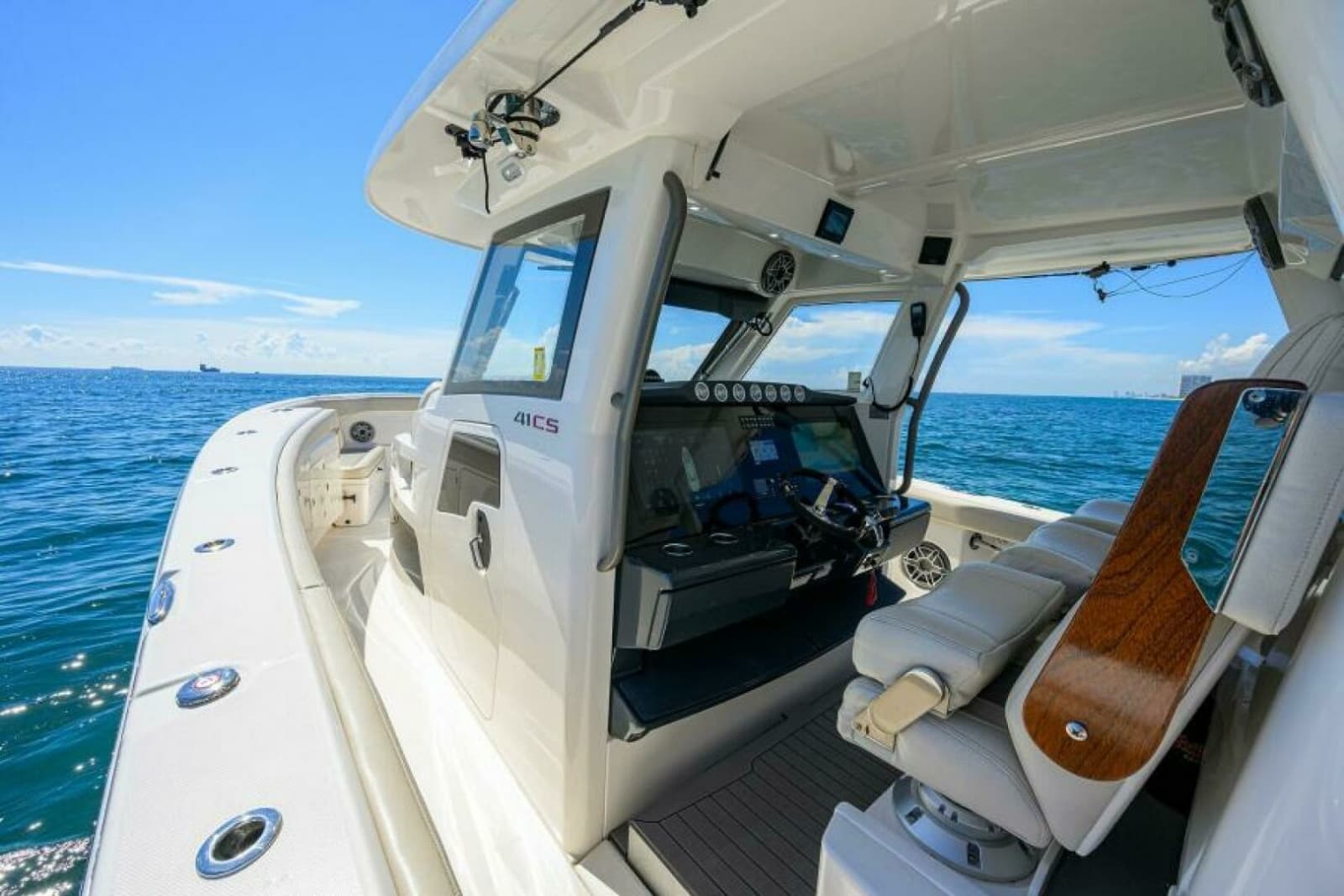 2021 Solace Center Console - Photo 17