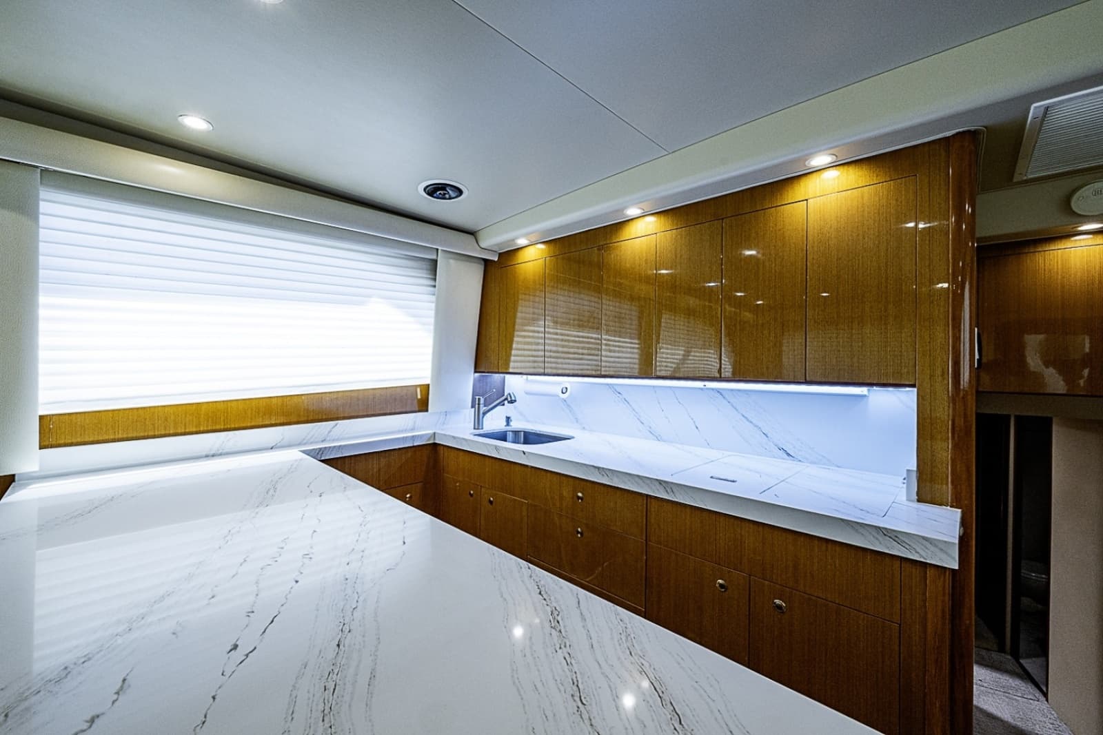 2002 Viking 52 Convertible - Photo 7