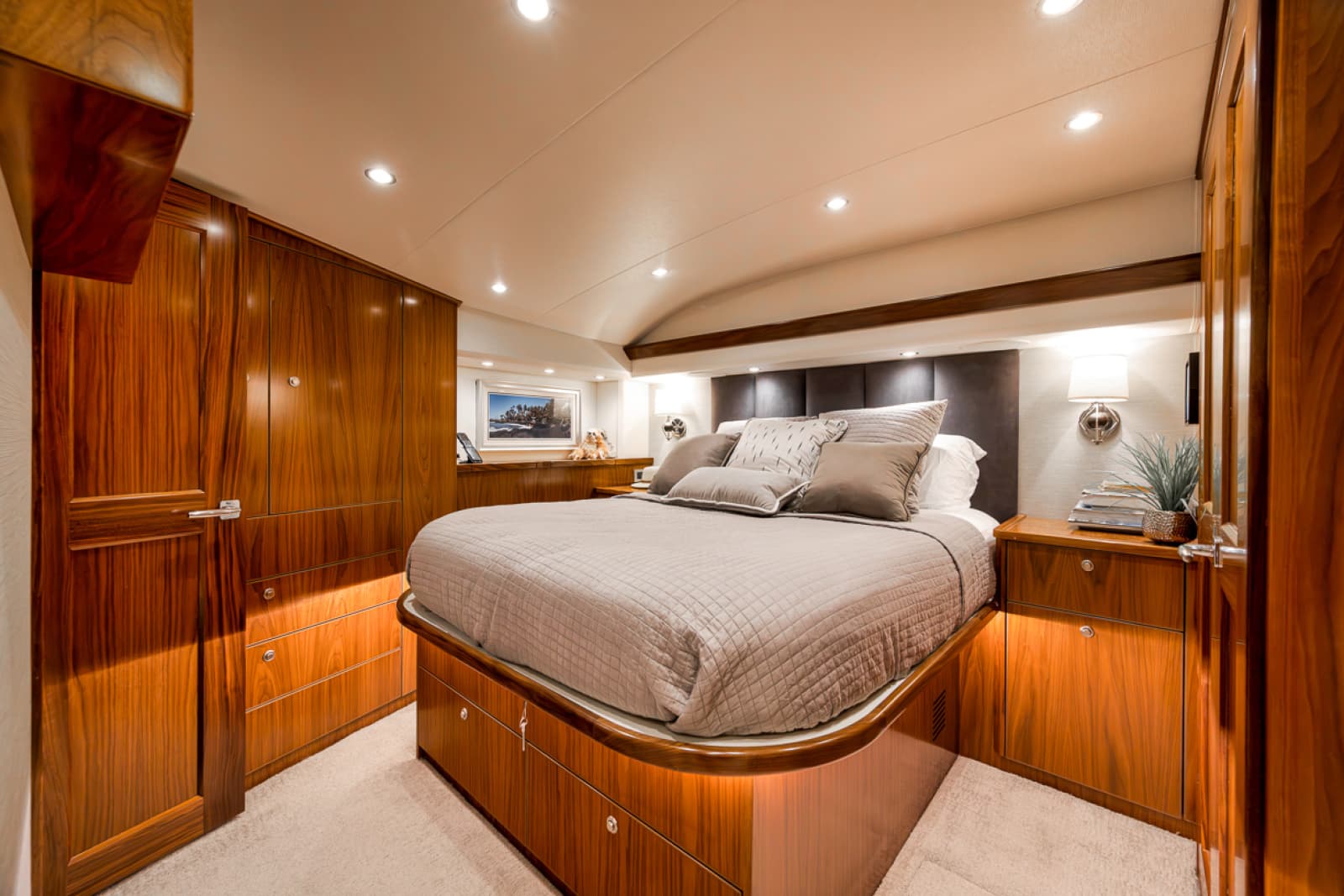 2020 Viking 68 Convertible - Photo 16