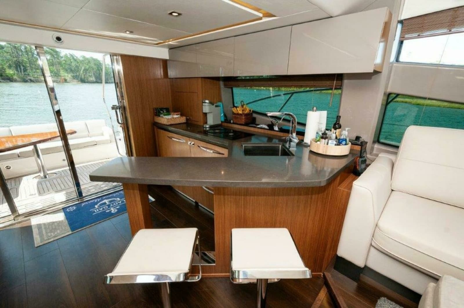 2018 Sea Ray L550 Flybridge - Photo 8