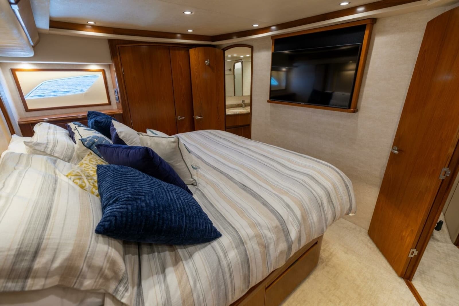 2015 Viking 70 Convertible - Photo 31