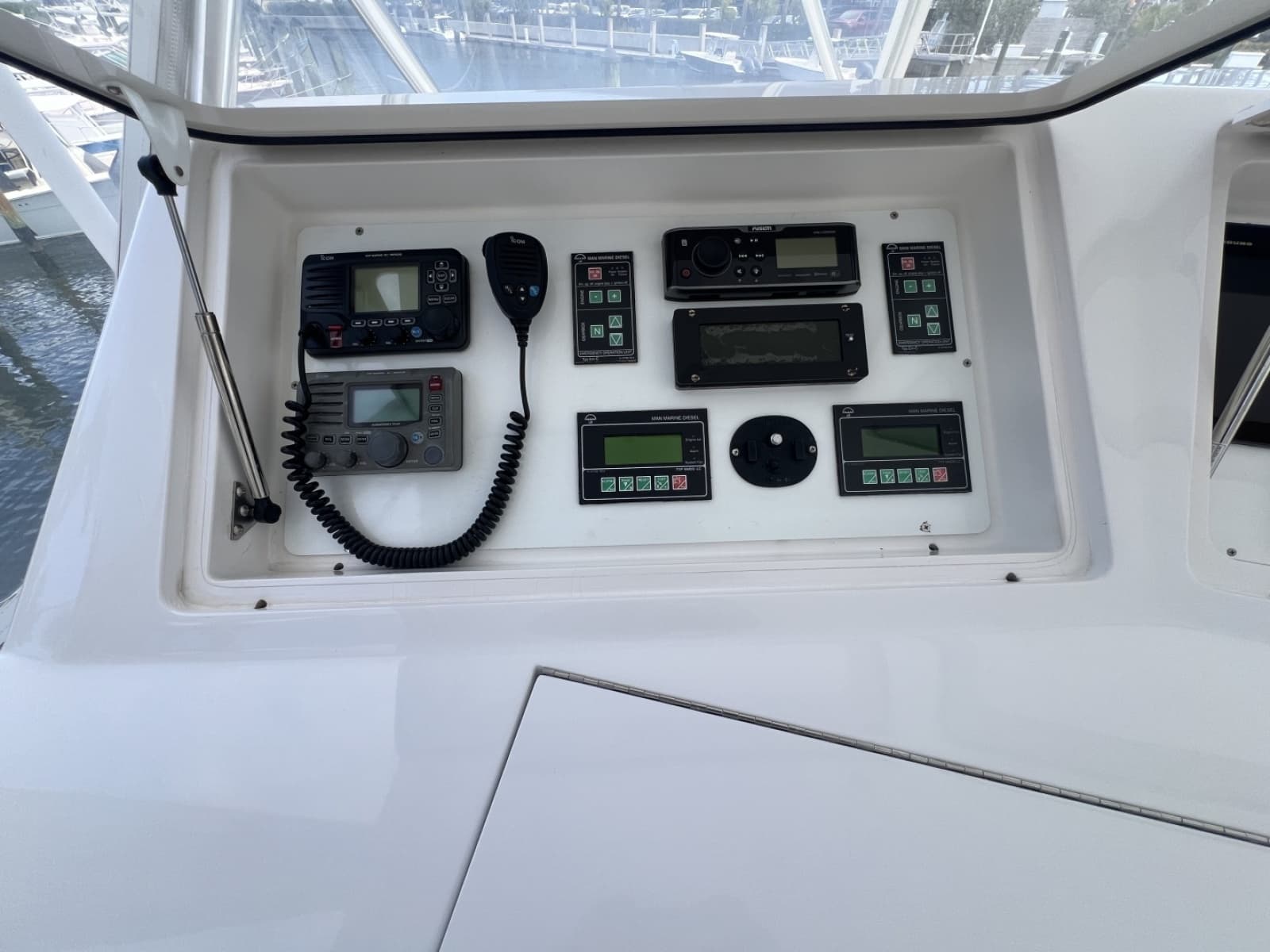 2003 Viking 52 Convertible - Photo 17
