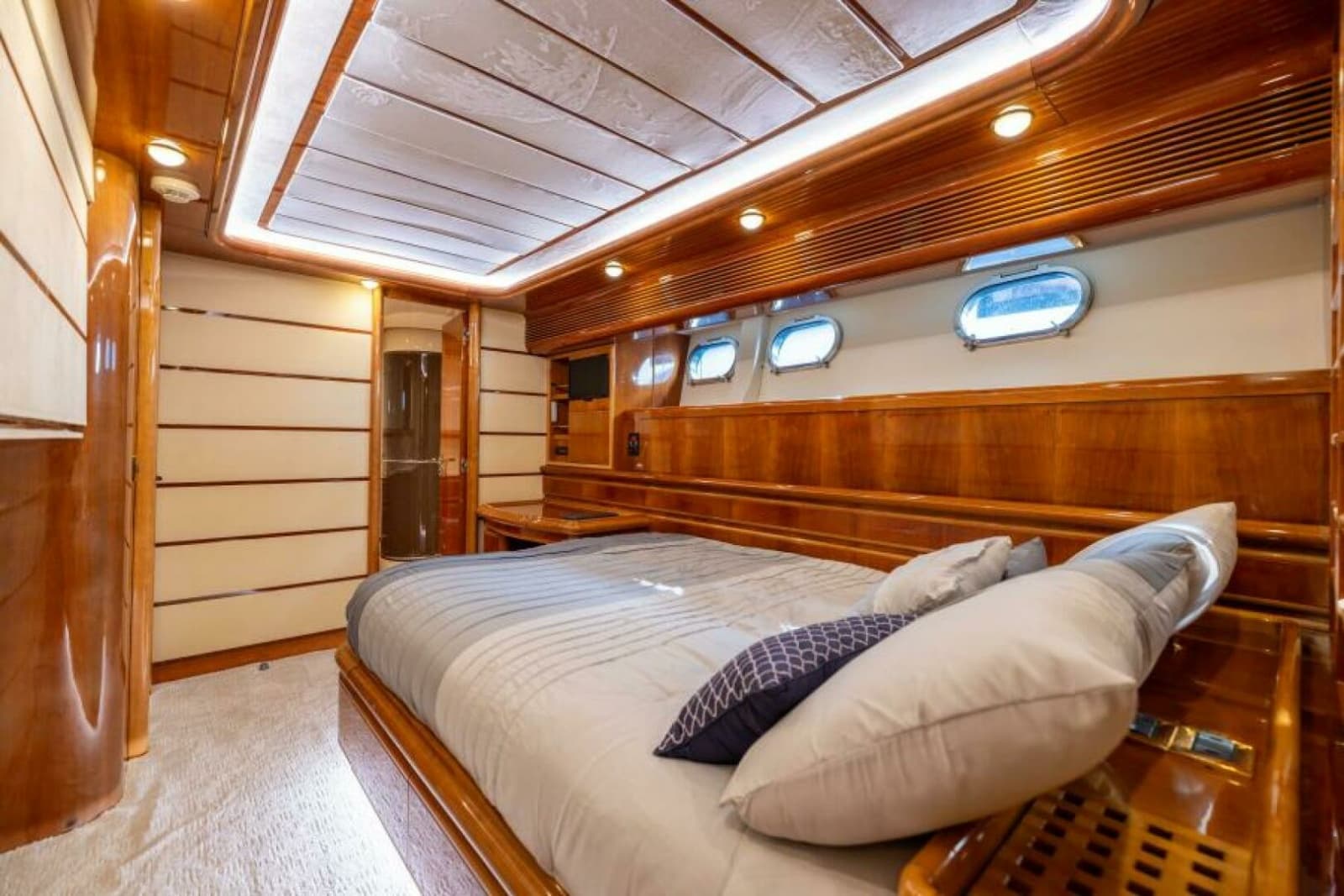 2001 Ferretti Yachts 94 Raised Pilothouse - Photo 20