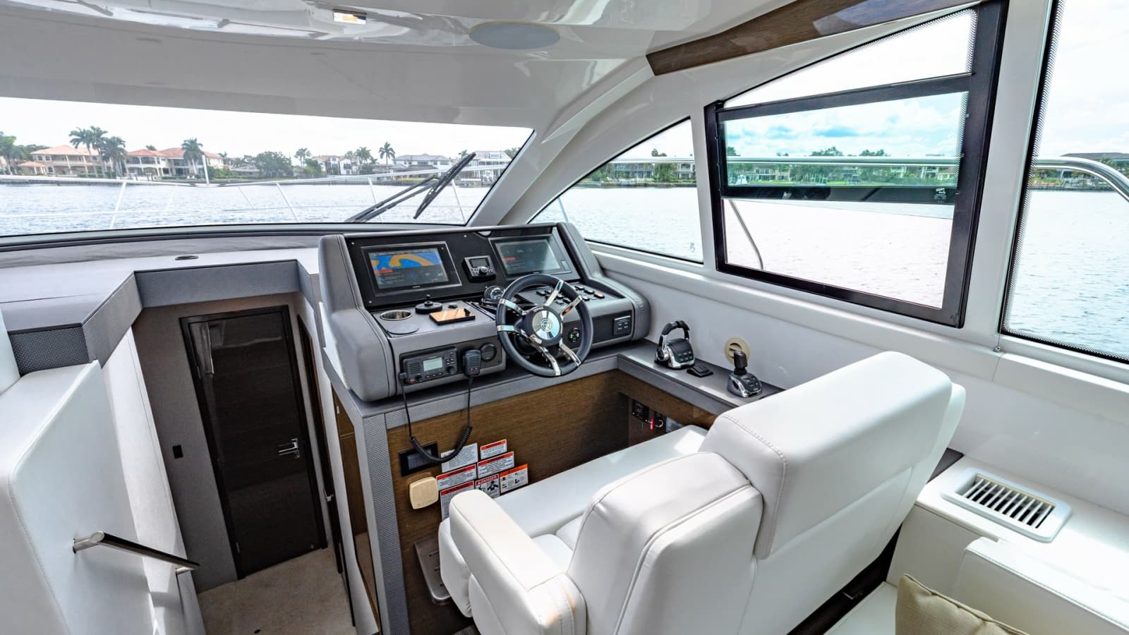 2019 Cruisers Yachts Cantius 46 - Photo 17