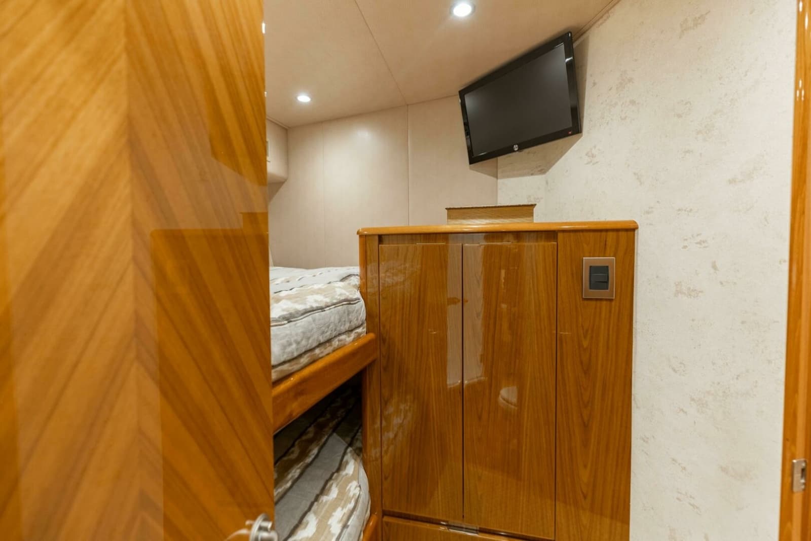 2013 Viking 76 Convertible - Photo 51