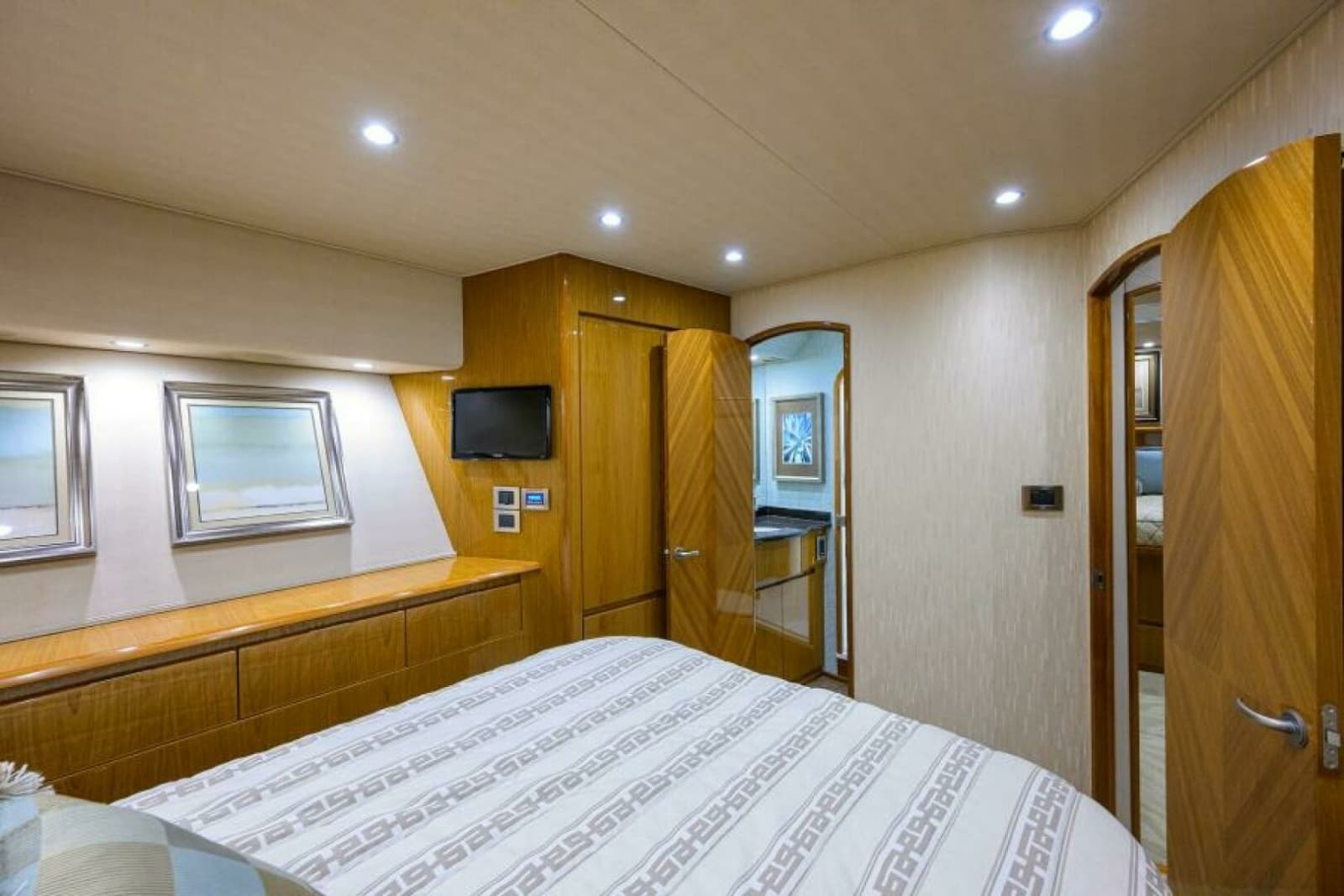 2013 Viking 82 Convertible - Photo 23