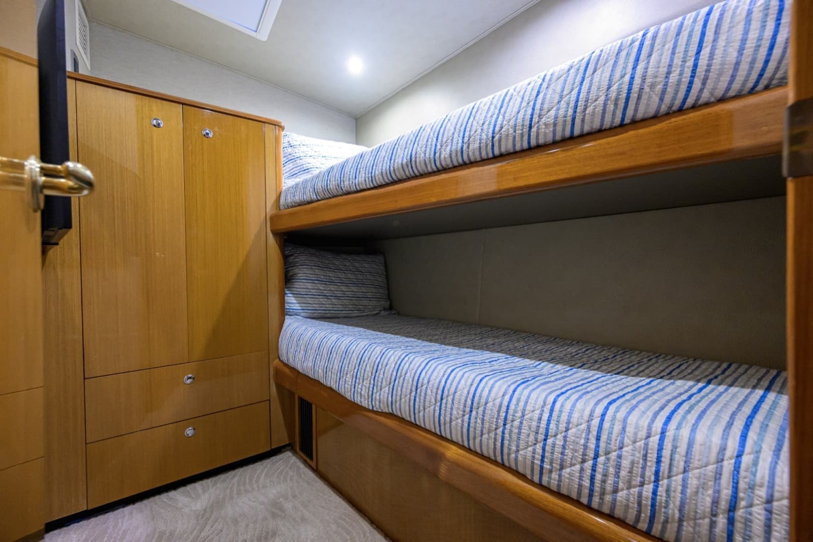 2002 Viking 61 Convertible - Photo 58